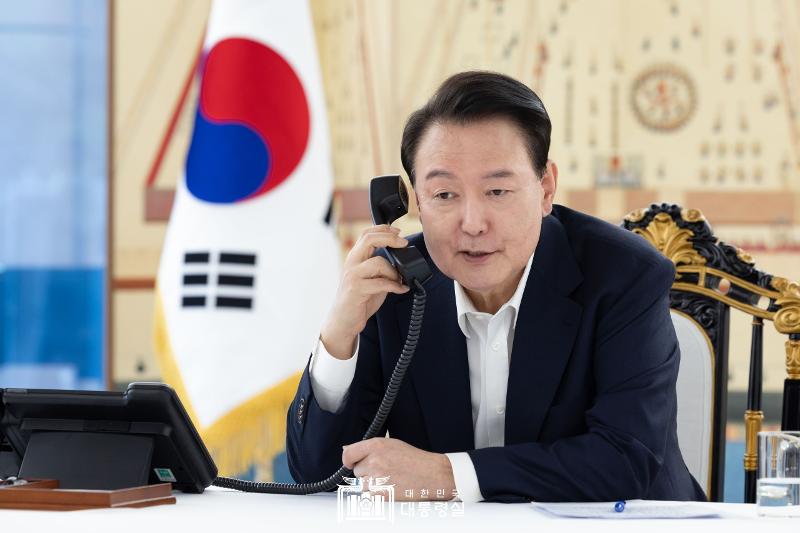 Le président Yoon Suk Yeol s’entretient avec président américain élu Donald Trump au bureau présidentiel de Yongsan, à Séoul, le 7 novembre 2024. © Bureau présidentiel