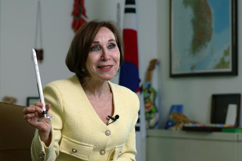 L'ambassadrice du Brésil en Corée du Sud, Marcia Doner Abreu, tient la maquette d'une fusée lancée par la Corée l'année dernière au Brésil, lors de son entretien avec Korea.net dans les locaux de l’ambassade, le 7 novembre 2024. © Lee Jun Young / Korea.net