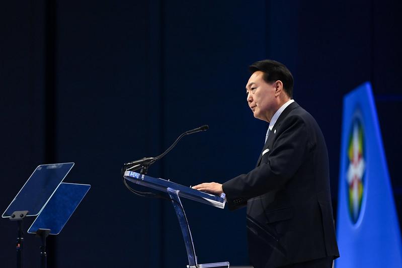 Le président Yoon Suk Yeol s’exprime lors du sommet des chefs d’entreprise du Forum de coopération économique Asie-Pacifique, au Moscone Center de San Francisco, le 15 novembre 2023. © Kang Min-seok / Bureau présidentiel