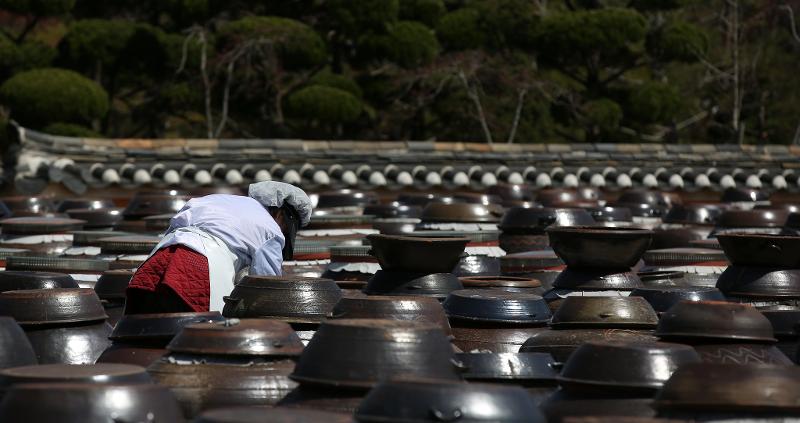 Une terrasse remplie de jarres de sauces coréennes, appelée « jangdokdae », à Iksan, dans le Jeolla du Nord. © Korea.net DB