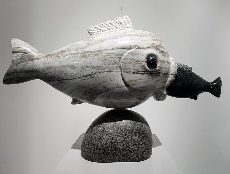 La sculpture Killer, du transfuge nord-coréen Lee Woonsik, exposée au North Korean Human Rights Museum, représente un poisson blanc (le régme nord-coréen) dévorant un poisson noir (le peuple nord-coréen). © Lee Jihae