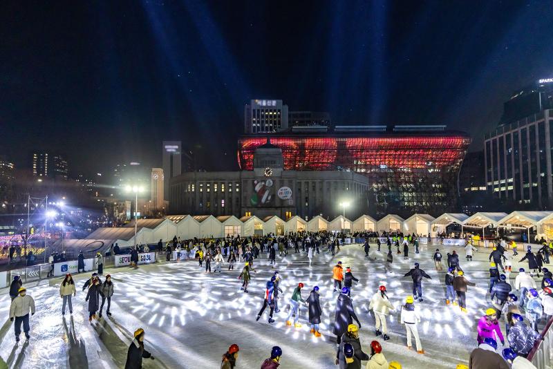 Des visiteurs s’amusent sur la patinoire de la Seoul Plaza. © Compte Facebook de la municipalité de Séoul 