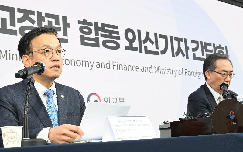 Le ministre de l’Économie Choi Sang Mok et le ministre des Affaires étrangères Cho Tae-yul, lors d’une conférence de presse tenue au Press Center de Séoul, le 18 décembre 2024. © Ministère de l’Économie et des Finances