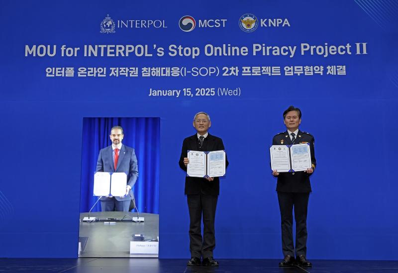 De gauche à droite, le secrétaire général d’Interpol Valdecy Urquiza, le ministre de la Culture, des Sports et du Tourisme Yu In Chon et le directeur de la coopération internationale à l’Agence nationale de la police Lee Jun-hyeong posent lors de la signature d’un protocole d’accord pour la deuxième phase du projet I-SOP, au Musée national d’art moderne et contemporain de Séoul, le 15 janvier 2025. © Ministère de la Culture, des Sports et du Tourisme
