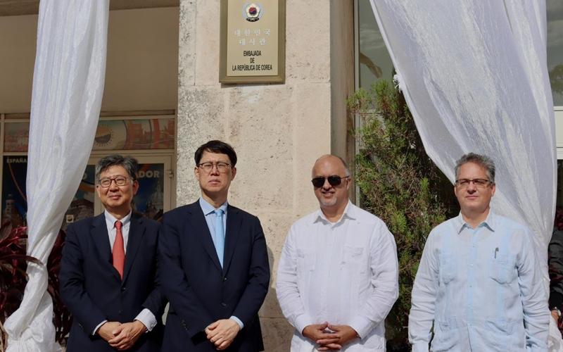 De gauche à droite, le ministre à l’ambassade de Corée au Mexique, Lee Hoyul, le directeur des affaires latino-américaines au ministère coréen, Lee Jooil, le directeur des affaires bilatérales au ministère cubain, Carlos Pereira, et le directeur de l’Asie et l’Océanie au ministère cubain, Ariel Lorenzo, posent lors de la cérémonie d’ouverture de l’ambassade de Corée à La Havane, à Cuba, le 17 janvier 2025. © Ministère des Affaires étrangères