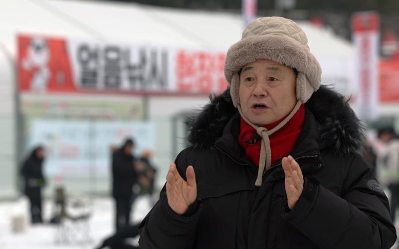 Le gouverneur du comté de Hwacheon, Choi Moon-soon, sur la glace du festival, le 14 janvier 2025. © Lee Jun Young / Korea.net