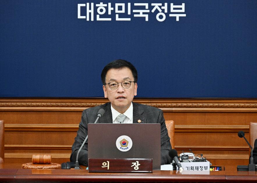Le président par intérim Choi Sang Mok préside une réunion du cabinet au complexe gouvernemental de Séoul, le 18 février 2025. © Ministère de l’Économie et des Finances