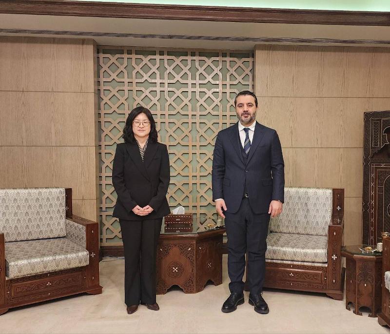 La directrice des affaires africaines et du Moyen-Orient, Kim Eun-jeong, pose avec le ministère des Affaires étrangères syrien, Assad al-Shaibani, à Damas, en Syrie, le 7 février 2025. © Ministère des Affaires étrangères
