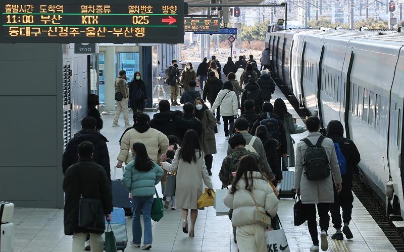 Des voyageurs à la gare de Séoul, le 20 janvier 2023. © Agence de presse Yonhap