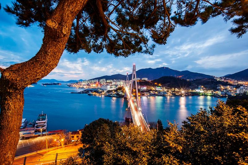 Le port de Yeosu, dans le Jeolla du Sud. © iclickart 