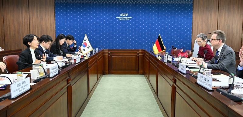 Eui-hae Cecilia Chung, représentante spéciale pour la région indo-pacifique au ministère des Affaires étrangères, et Frank Hartmann, directeur général pour l'Asie et le Pacifique au ministère fédéral allemand des Affaires étrangères, lors du dialogue bilatéral Corée-Allemagne organisé au siège du ministère à Séoul, le 10 mars 2025. © Ministère des Affaires étrangères