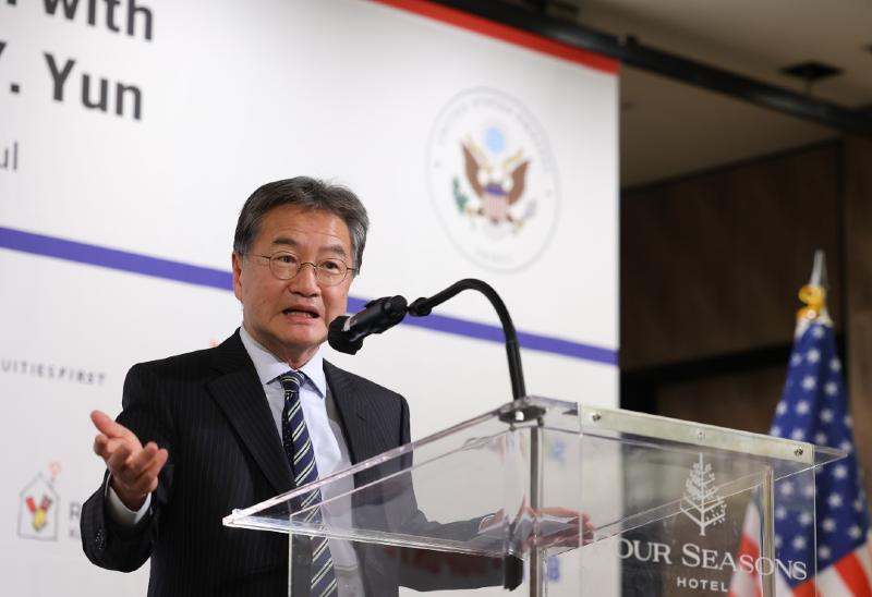 Le charg&eacute; d&rsquo;affaires des &Eacute;tats-Unis en Cor&eacute;e, Joseph Yun, s&rsquo;exprime lors d&rsquo;un d&eacute;jeuner organis&eacute; par l&rsquo;American Chamber of Commerce in Korea, &agrave; S&eacute;oul, le 18 mars 2025. &copy; American Chamber of Commerce in Korea
