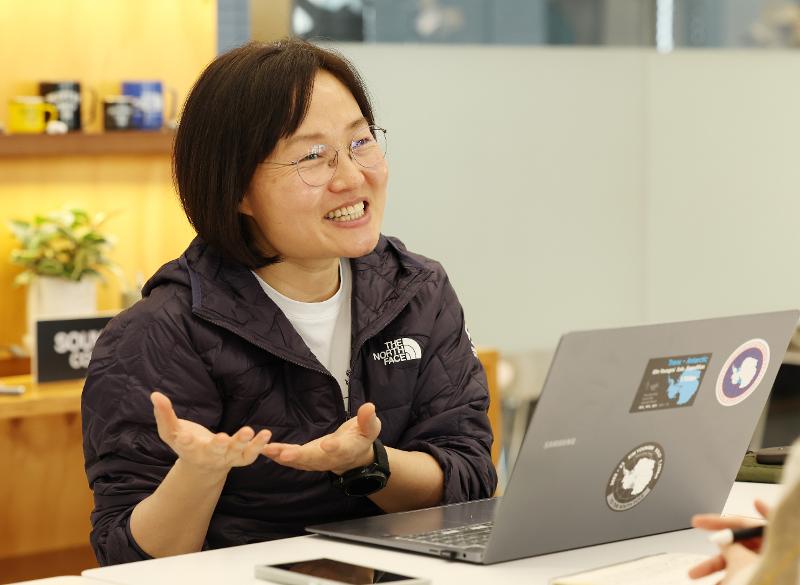 Kim Youngmi lors de son entretien avec Korea.net dans un café de Myeongdong, à Séoul, le 19 mars 2025. © Lee Jeong Woo / Korea.net