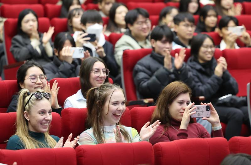 Des étudiants étrangers assistent à une démonstration de taekwond au campus Daeyeon de l’université Pukyong à Busan, le 28 février 2025. Ce semestre, 460 étudiants originaires de 39 pays, dont la Chine, le Vietnam, la Birmanie et le Japon, ont été admis à cette université. © Agence de presse Yonhap