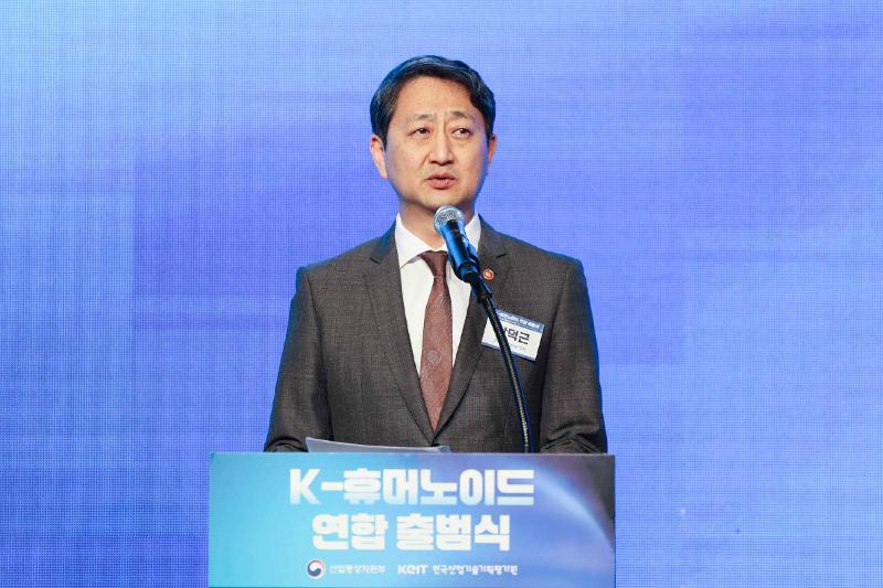 Le ministre du Commerce, de l’Industrie et de l’Énergie Ahn Dukgeun se prononce lors de la cérémonie de lancement de l’Alliance K-Humanoide, à l’hôtel Plaza de Séoul, le 10 avril 2025. © Ministère du Commerce, de l’Industrie et de l’Énergie