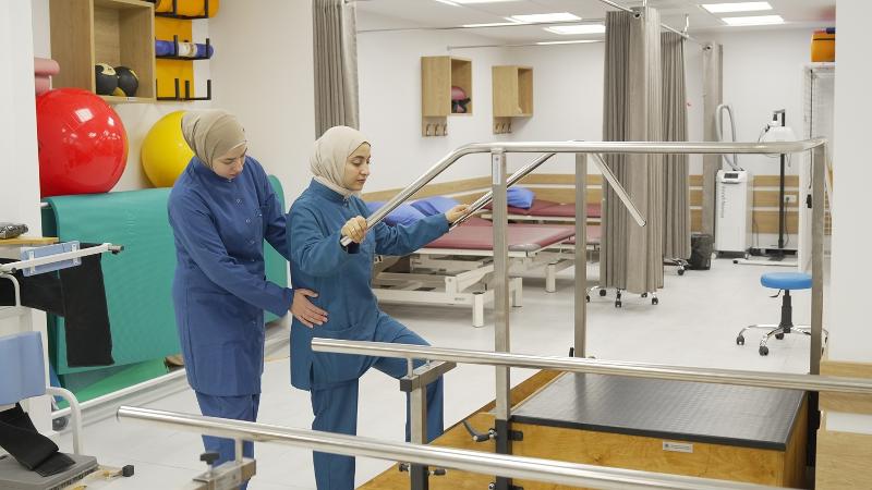 Une patiente reçoit des soins dans le centre de réhabilitation ouvert par l’Agence coréenne de coopération internationale à Ramallah, en Cisjordanie, le 6 mai 2025. © Agence coréenne de coopération internationale