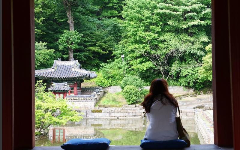 L’étang carré qui s’étend devant le bâtiment Buyongjeong a été édifié selon les méthodes paysagistes traditionnelles : une île ronde y est posée en son centre. © Lee Jeong Woo / Korea.net