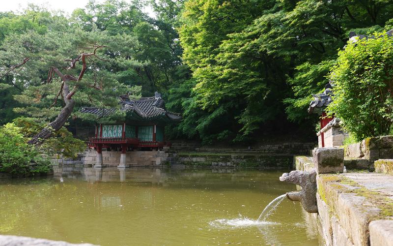 Dans les palais coréens, les rigoles ont souvent l’allure d’animaux. Ici, un mince jet d’eau s’écoule doucement depuis la bouche d’un dragon en pierre. © Lee Jeong Woo / Korea.net