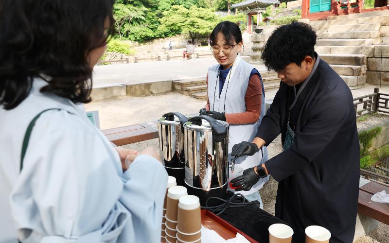 Les employés du service du patrimoine coréen offraient du thé aux cinq baies (omija) et au nurunji (croûte de riz) aux visiteurs venus au palais à une heure matinale. © Lee Jeong Woo / Korea.net