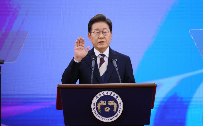 Lee Jae-myung prête serment à l’Assemblée nationale de Corée, le 4 juin 2025. « Je jure devant le peuple que je remplirai fidèlement les devoirs de ma fonction de président en respectant la Constitution, en protégeant la nation et en luttant pour l'unification pacifique du pays, la promotion de la liberté et du bien-être du peuple et la création d'une culture nationale », a-t-il déclaré. © Groupe de photographes du gouvernement