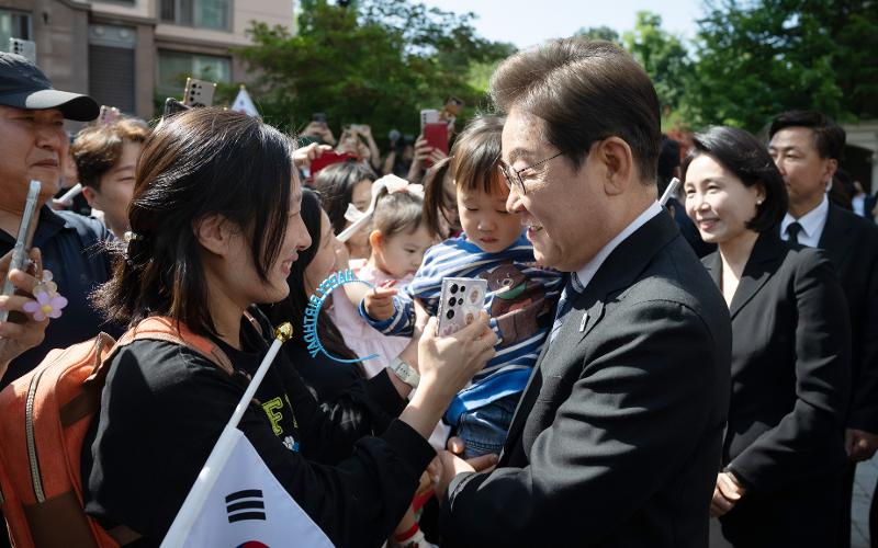 Lee Jae-myung salue les habitants de son quartier de Gyeyang, à Incheon, le 4 juin 2025. © Groupe de photographes du gouvernement