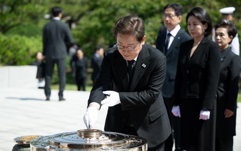 Lee Jae-myung se receuille au cimetière national de Séoul, le 4 juin 2025. Accompagné de son épouse, Kim Hyekyung, il a rendu hommage aux soldats morts pour la Corée, comme tous les présidents de la République de Corée le jour de leur investiture. © Groupe de photographes du gouvernement