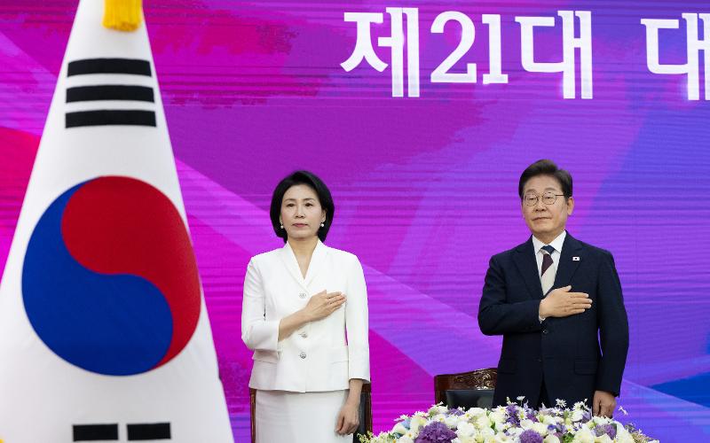 Le président Lee Jae-myung et son épouse Kim Hyekyung récitent l’hymne national coréen, à l’Assemblée nationale, le 4 juin 2025. © Groupe de photographes du gouvernement