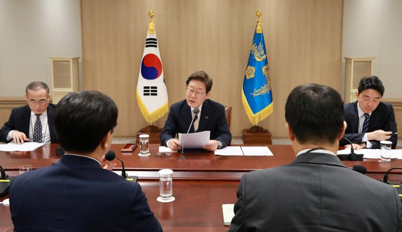 Le président Lee Jae-myung préside une réunion sur un groupe de travail d’urgence pour l’économie au bureau présidentiel de Yongsan à Séoul, le 4 juin 2025. © Agence de presse Yonhap 