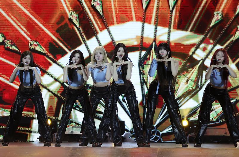 Le groupe de K-pop Ive se produit lors d&rsquo;un concert &agrave; l&rsquo;occasion du Jamboree Scout 2023, &agrave; S&eacute;oul. &copy; Korea.net DB