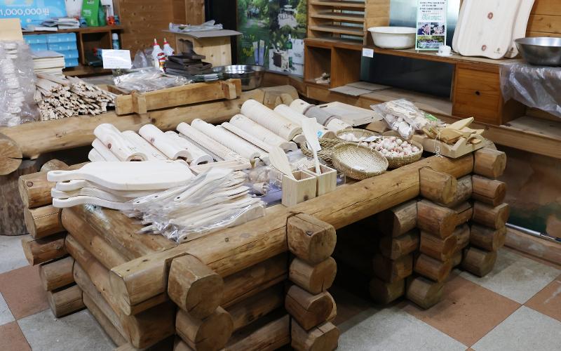 Une boutique située près de l’entrée de la forêt de cyprès de Jangseong vend des objets d’artisanat fabriqués à partir du bois de cyprès. © Park Daejin / Korea.net