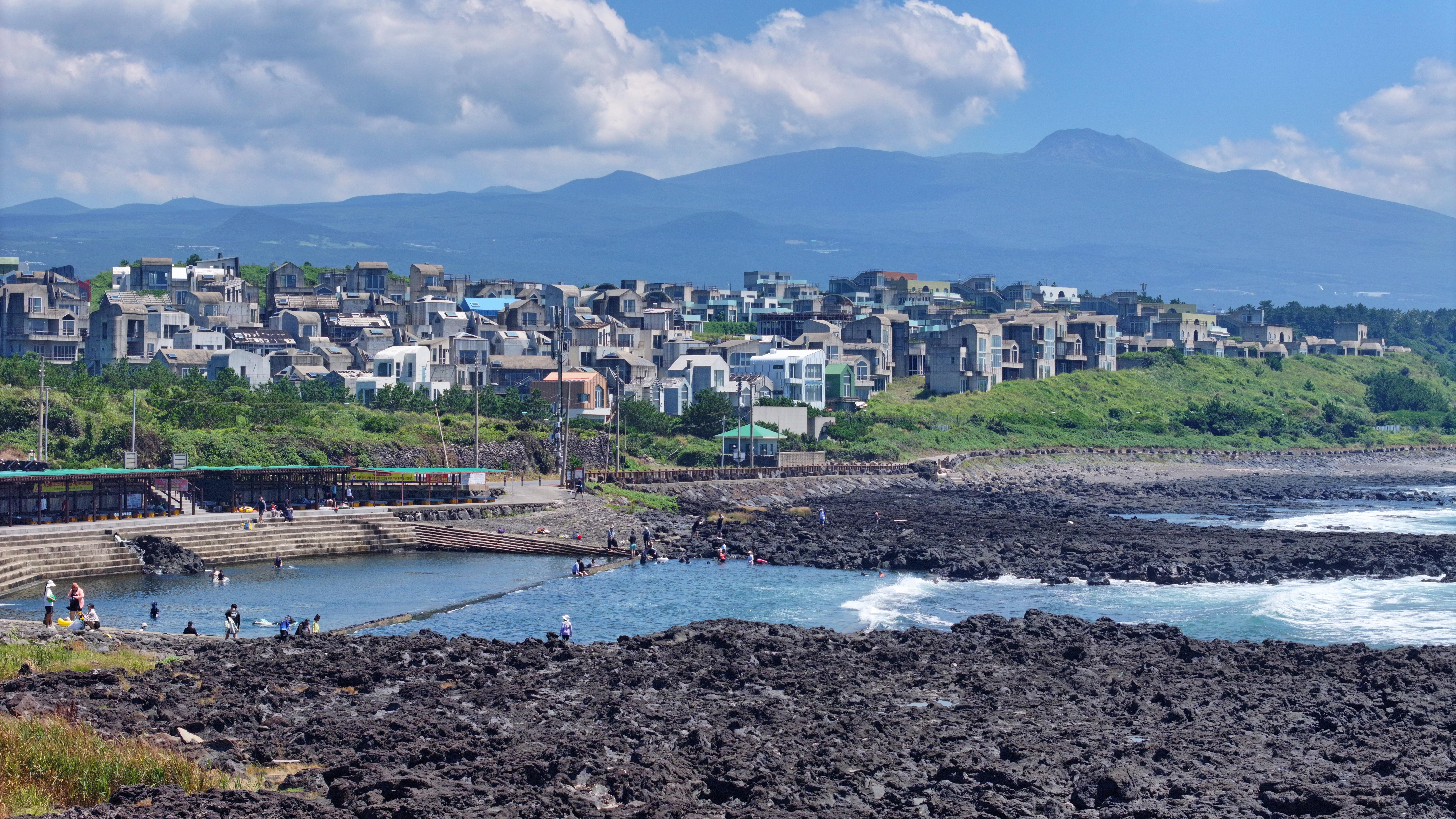 Des vacanciers se baignent sur la plage de Nonjinmul, à Seogwipo, sur l’île de Jeju, le 24 juillet 2025.