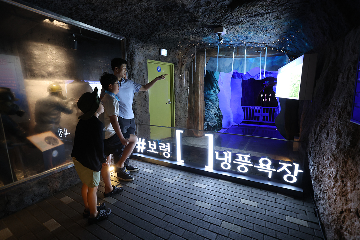 Un groupe visite le Cold Wind Resort, une attraction touristique installée dans une ancienne mine et connue pour ses températures fraîches, entre 10 et 15 degrés toute l’année, à Boryeong, dans le Chungcheong du Sud, le 25 juillet 2025.