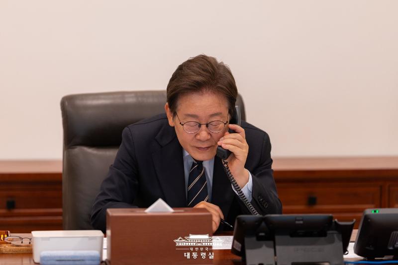 Le président Lee Jae Myung s’entretient par téléphone avec le Premier ministre singapourien, Lawrence Wong, depuis le bureau présidentiel de Yongsan, à Séoul, le 30 juin 2025. © Bureau présidentiel