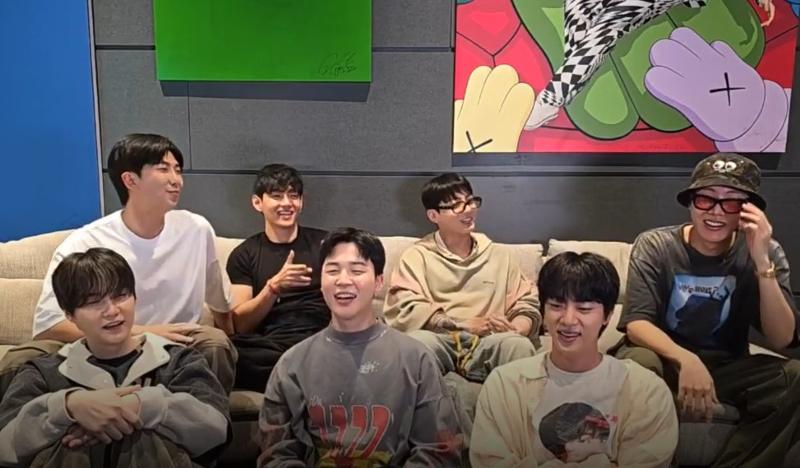 Les sept membres du groupe de K-pop lors d’un live sur la plateforme Weverse, le 1er juillet 2025. © Weverse
