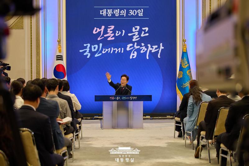 Le président Lee Jae Myung répond aux questions des journalistes lors d’une conférence de presse organisée à l’occasion de ses 30 premiers jours de mandat, au Yeongbingwan de Cheong Wa Dae, à Séoul, le 3 juillet 2025. © Bureau présidentiel