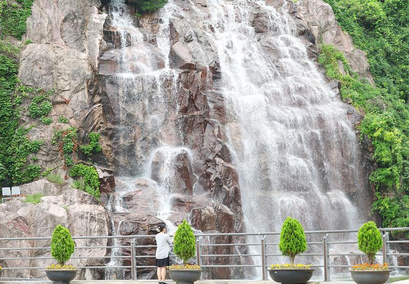 Les cascades du Yongma Waterfall Park, dans l’est de Séoul, le 7 juillet 2025.