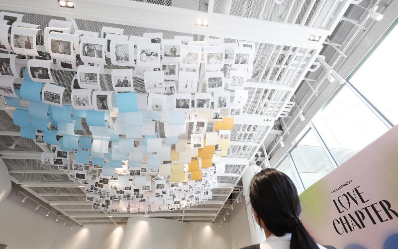 Des photos en noir et blanc montrant des scènes de K-dramas sont accrochés au plafond du bâtiment Cheongwadae Sarangchae, dans le centre de Séoul. © Lee Jeong Woo / Korea.net