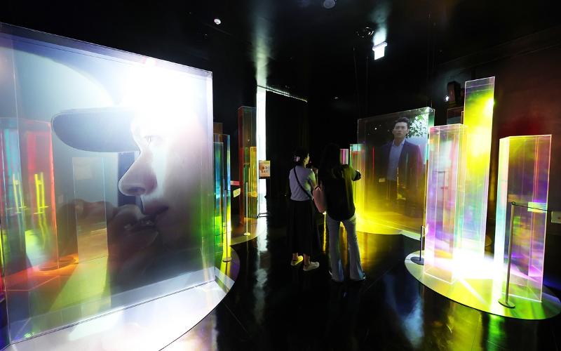 Plusieurs personnages projetés sur des grandes vitres. © Lee Jeong Woo / Korea.net 