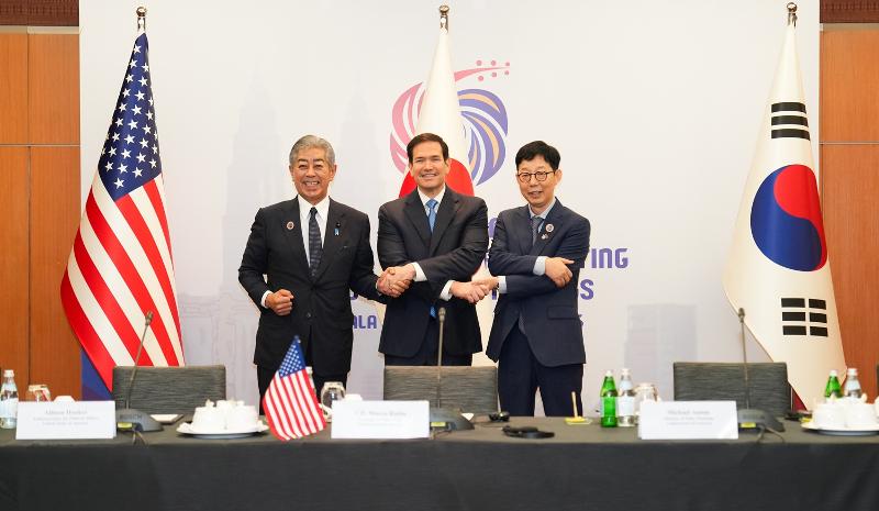 De gauche à droite : le ministre japonais des Affaires étrangères Takeshi Iwaya, le secrétaire d'État des États-Unis Marco Rubio et le premier vice-ministre des Affaires étrangères Park Yoon-joo en marge d’une conférence ministérielle du Forum régional de l'ASEAN sur la sécurité, le 11 juillet 2025. © Ministère des Affaires étrangères