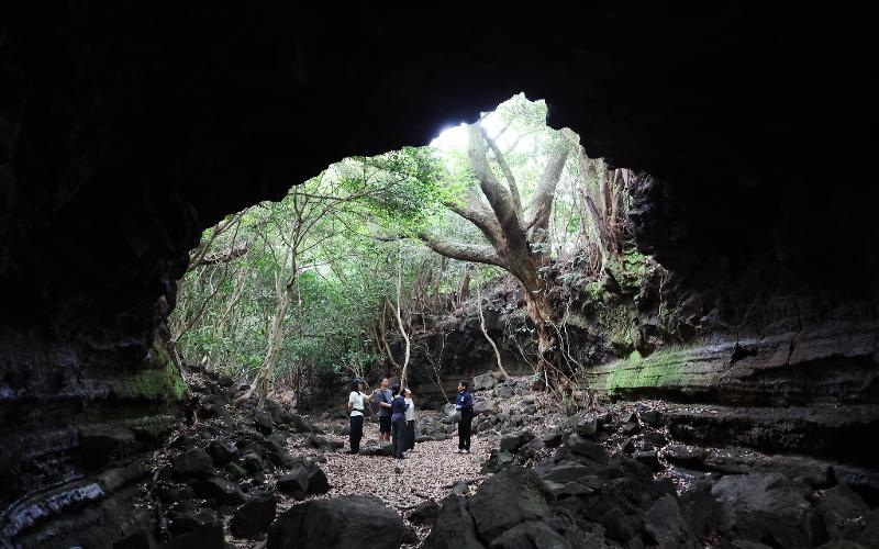 Un groupe de personnes visite un tunnel de lave à Jeju, le 9 juillet 2025. © Park Daejin / Korea.net