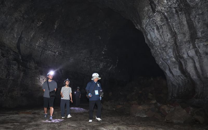 Un groupe de visiteurs marche dans la grotte Gimnyeongsagul, à Jeju, le 9 juillet 2025. © Park Daejin / Korea.net