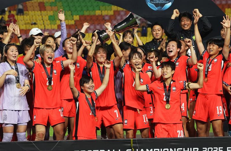 Les footballeurs coréennes célèbrent leur victoire en coupe d’Asie de l’Est, à Suwon, le 16 juillet 2025. © Agence de presse Yonhap