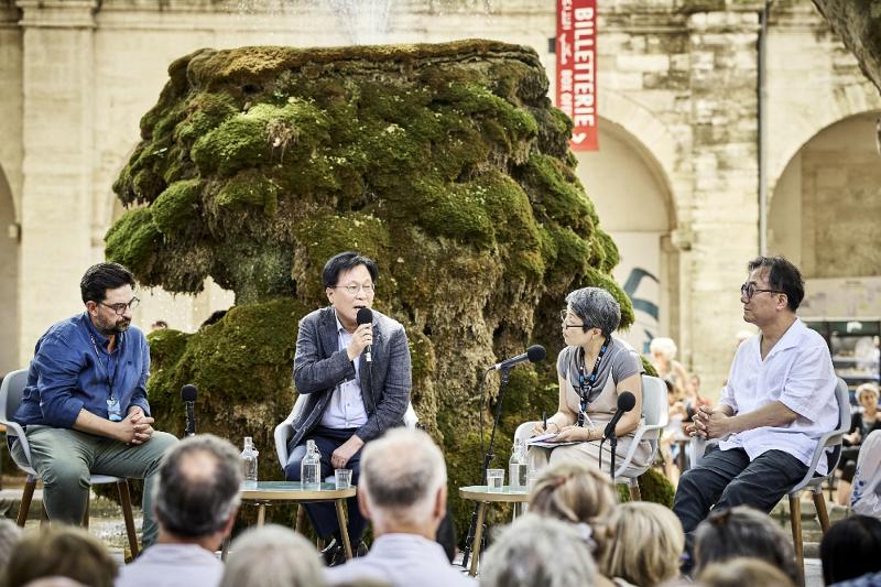 Le directeur du Korea Arts Management Service, Kim Jang-ho (au centre), aux côtés du directeur artistique du festival d’Avignon, Tiego Rodrigues (à gauche), et de Kyu Choi, directeur artistique du Seoul Performing Arts Festival (à droite), à Avignon, le 22 juillet 2025. © Korea Arts Management Service