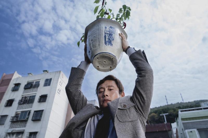 Une scène de « No Other Choice », de Park Chan-wook et avec Lee Byung-hun. © CJ ENM