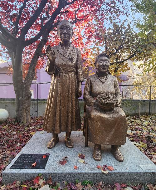 Une statue dédiée aux femmes de réconfort victimes de l’armée japonaise au War & Women's Human Rights Museum, à Séoul. © Lee Jihae / Korea.net