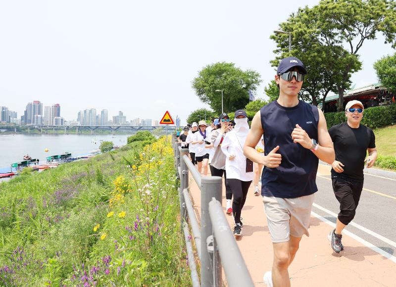 Des participants à la deuxième édition du Sium Sium Hangang Triathlon Festival courent le long du fleuve Hangang, à Séoul, le 30 mai 2025. © Lee Jeong Woo / Korea.net