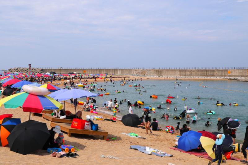 Des vacanciers profitent du beau temps sur la plage de Dongdae, à Sokcho, le 31 juillet 2025. © Agence de presse Yonhap