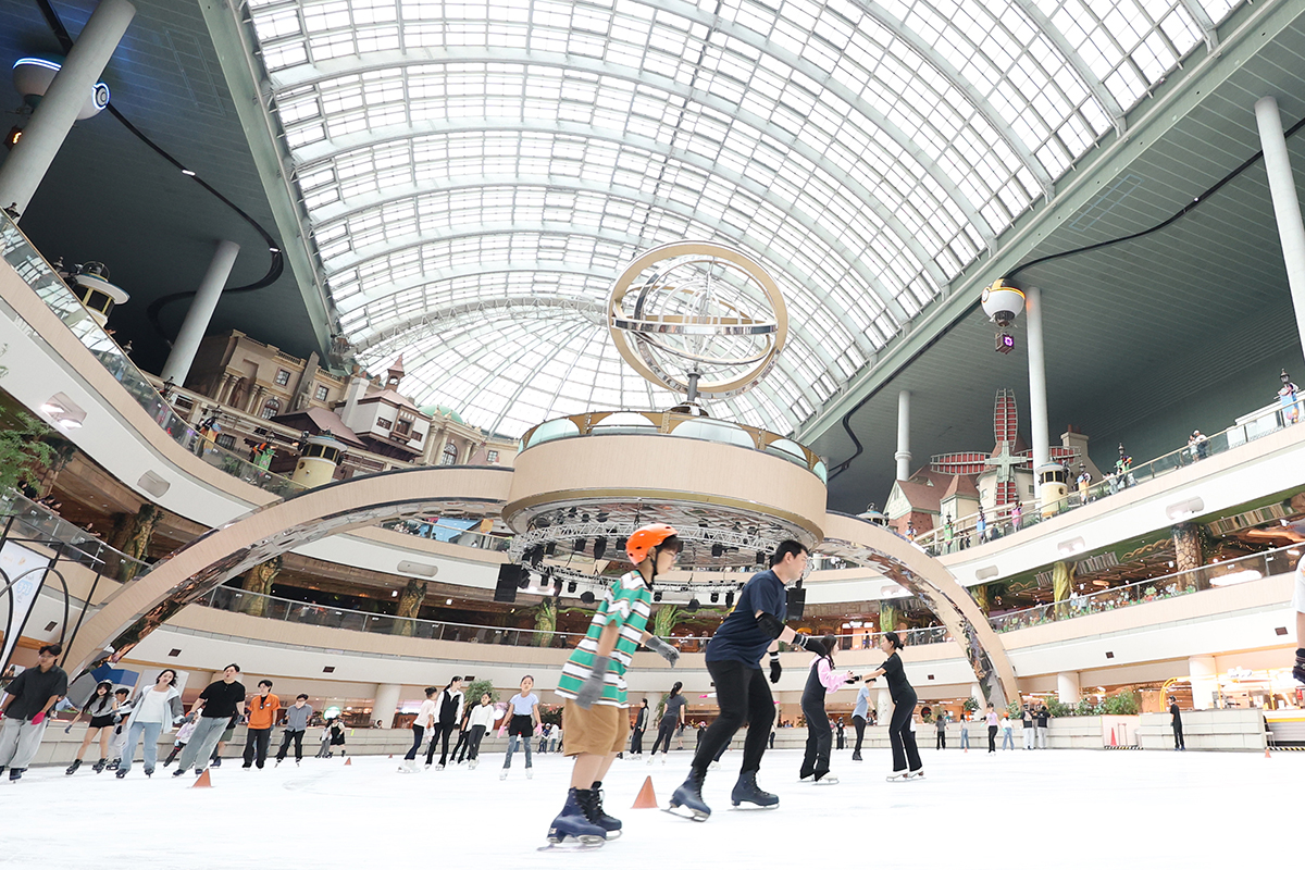 Des patineurs profitent de la fraîcheur de la patinoire d’un parc d’attractions de Séoul, le 6 août 2025.