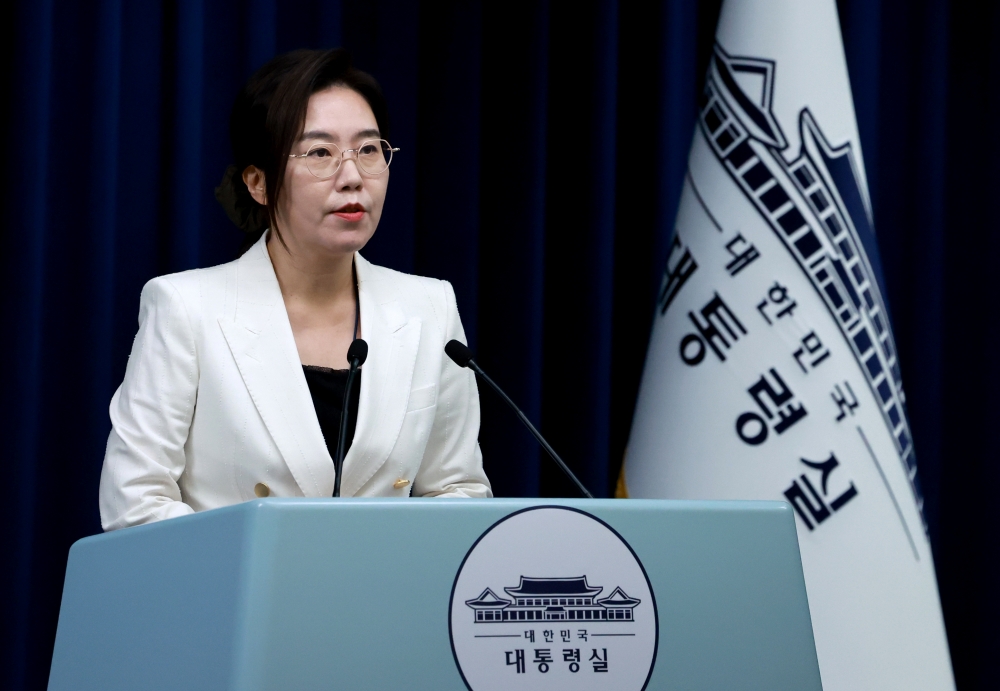 Kang Yu-jung, porte-parole du bureau présidentiel, annonce les détails de la rencontre prochaine entre Lee Jae Myung et Donald Trump depuis le bureau présidentiel de Yongsan, à Séoul, le 12 août 2025. © Agence de presse Yonhap