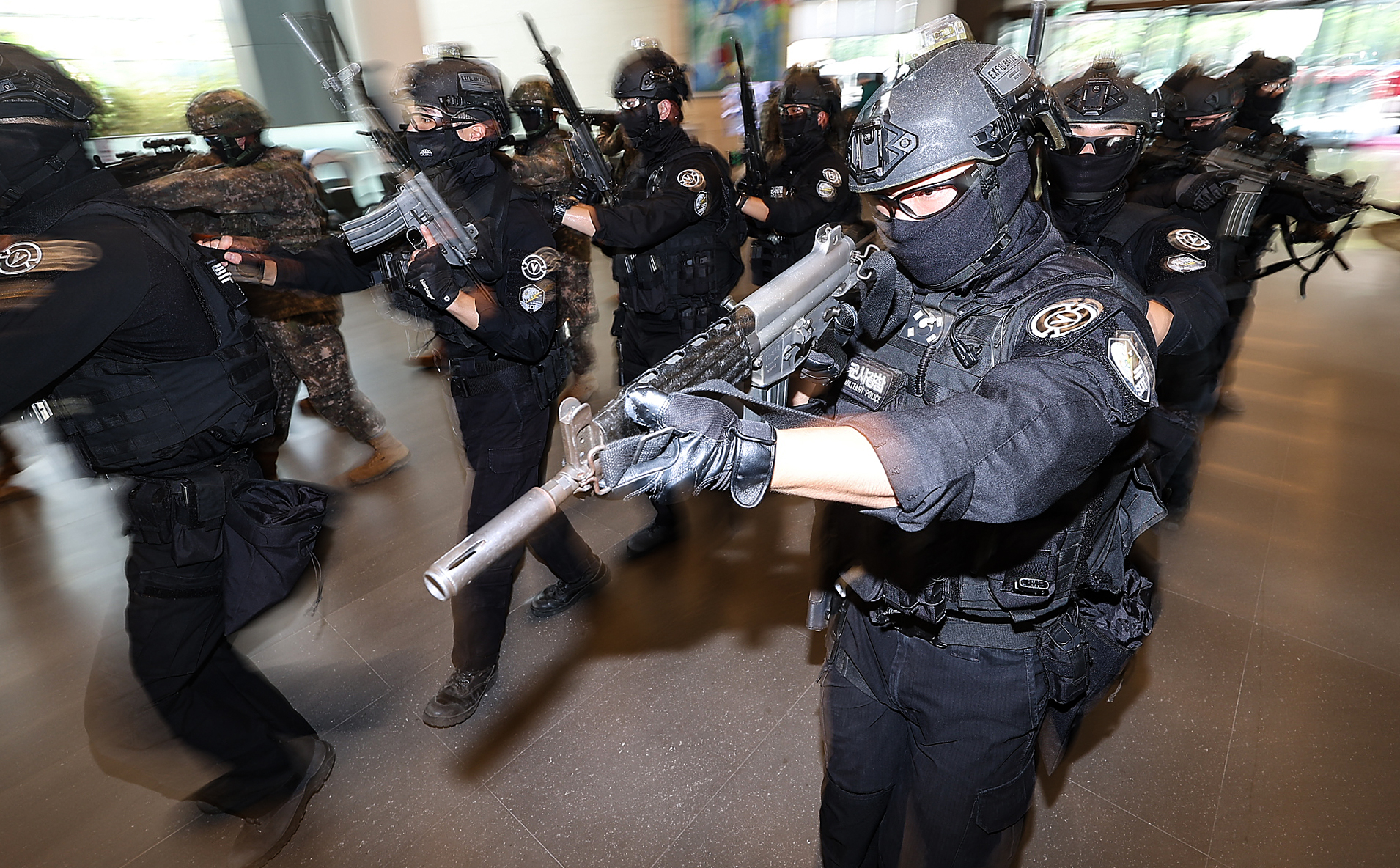 Un entraînement anti-terroriste exécuté dans le cadre des exercices Ulchi Freedom Shield se déroule au siège d’une banque de Daegu, le 18 août 2025.